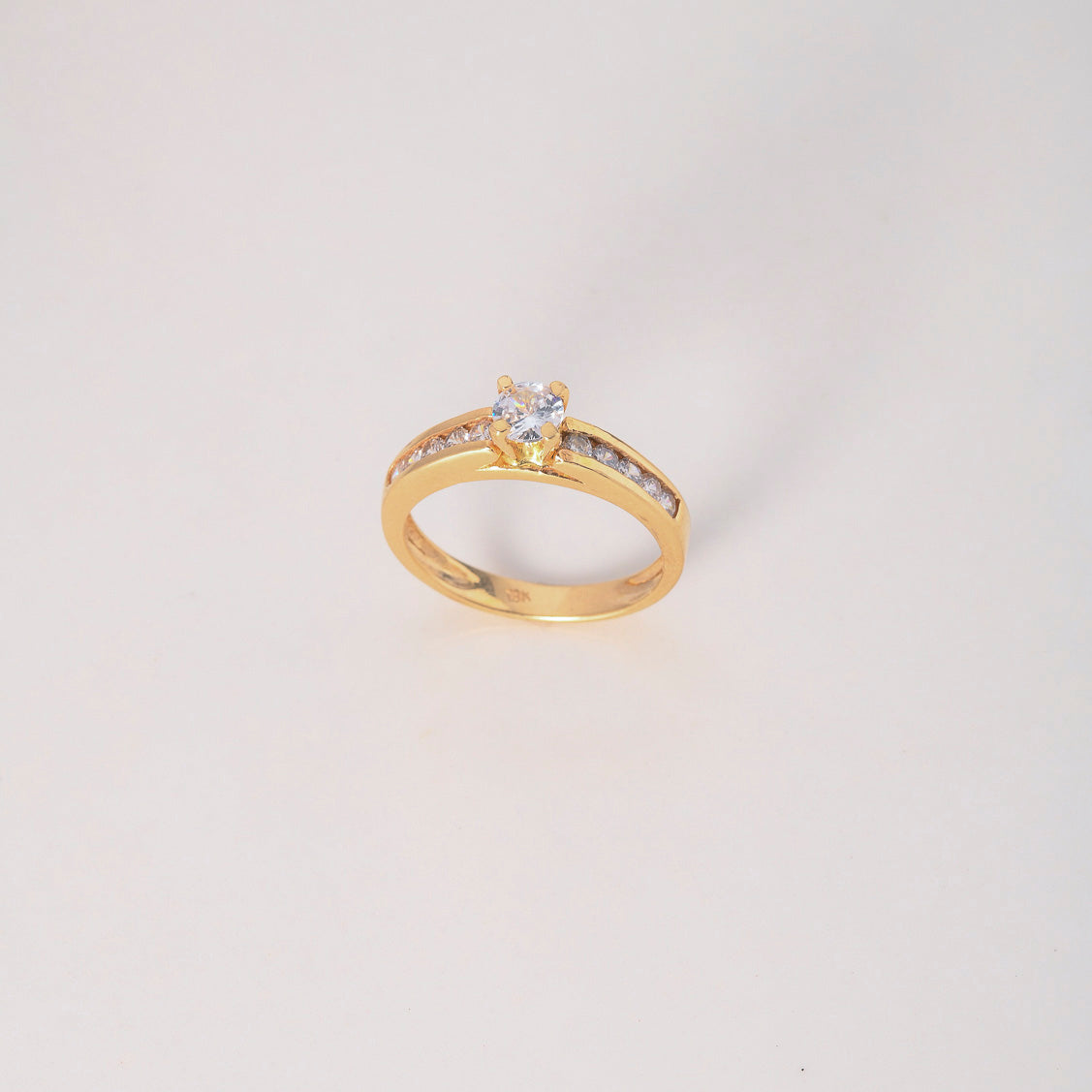 Anillo Solitario Churumbela 3.4gr / T6 1/2 / Circones Blancos Oro Amarillo $