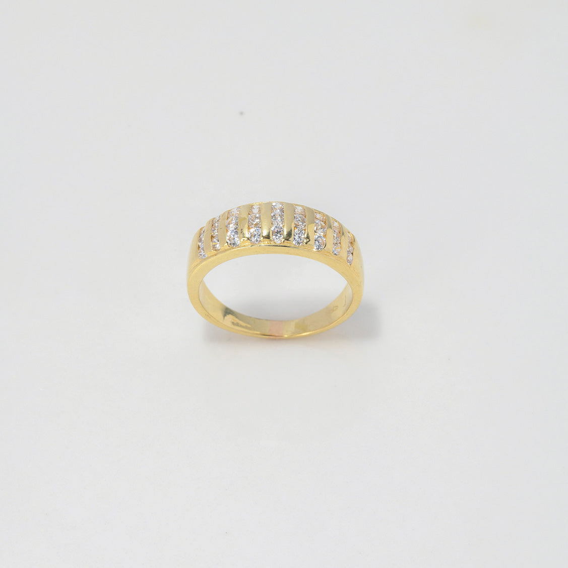 Anillo Rustico Lineas 5.45gr / T7 1/2 / Circones Blancos Oro Amarillo $