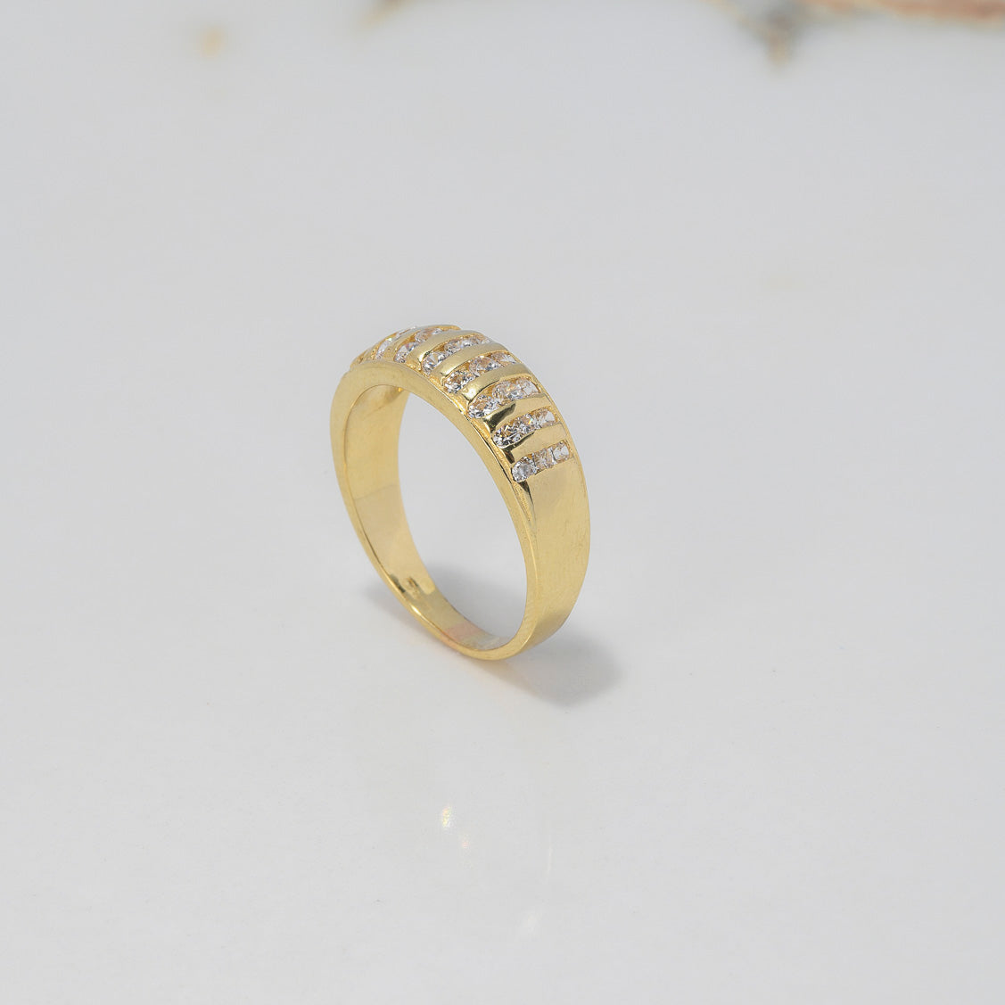 Anillo Rustico Lineas 5.45gr / T7 1/2 / Circones Blancos Oro Amarillo $