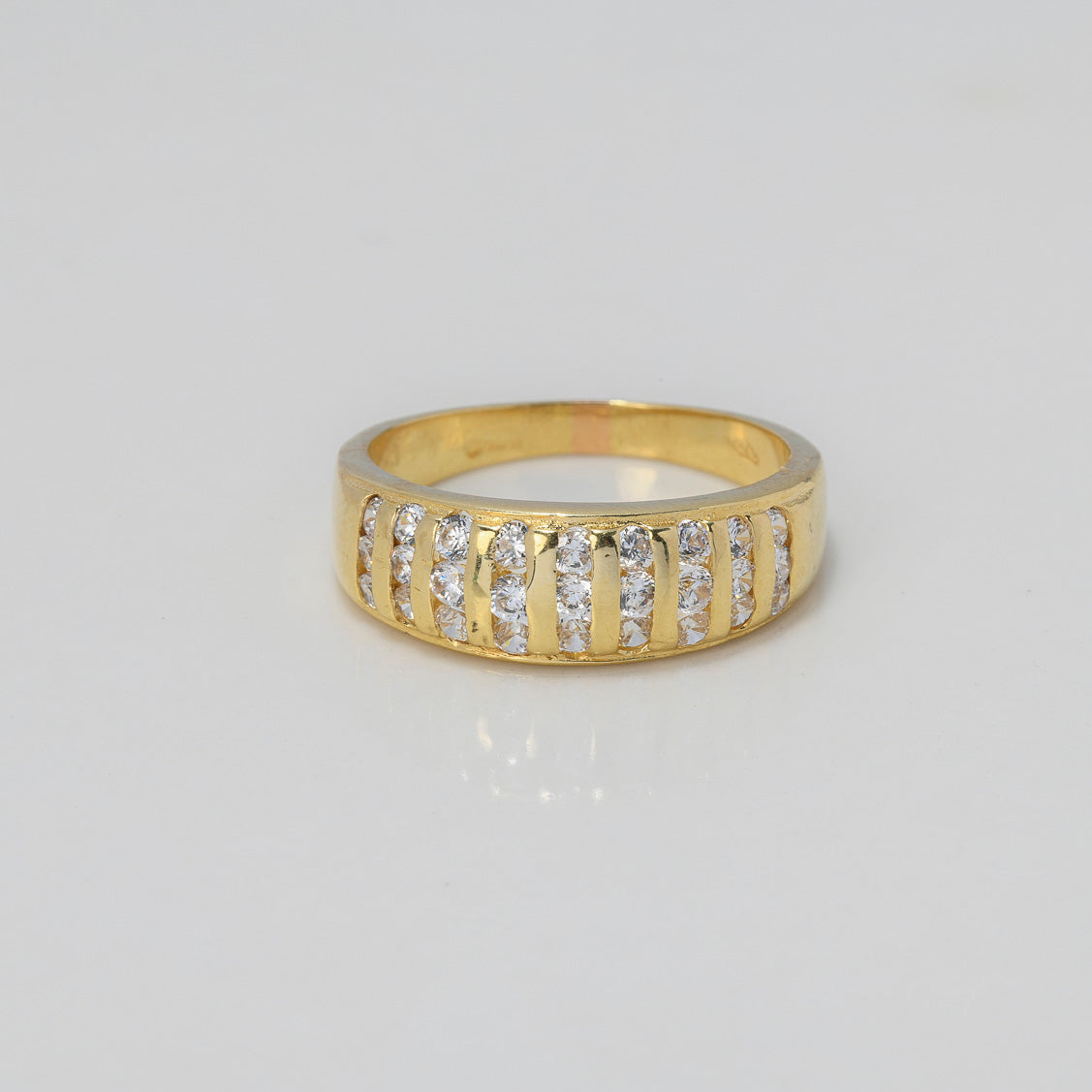 Anillo Rustico Lineas 5.45gr / T7 1/2 / Circones Blancos Oro Amarillo $