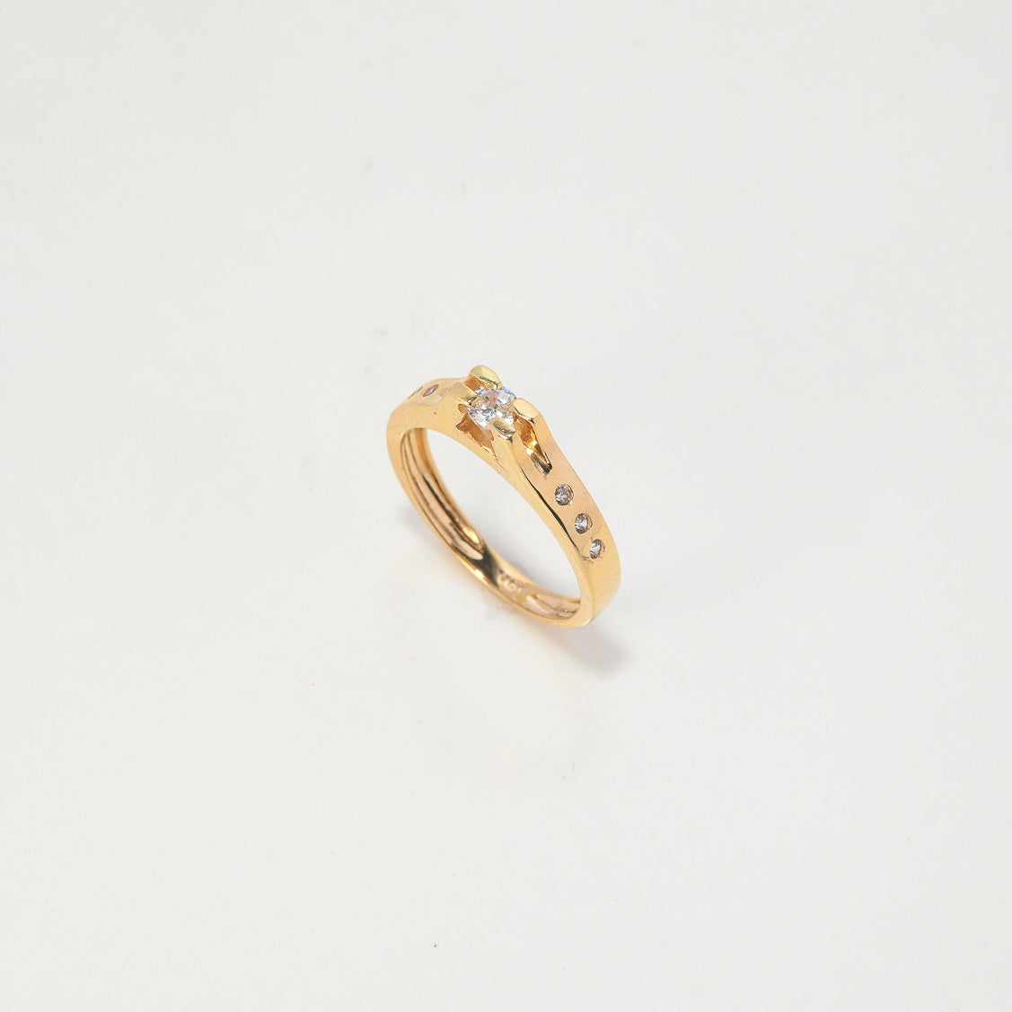 Anillo Solitario Puente 3.5gr / T6 1/2 / Circones Blancos Oro Amarillo $