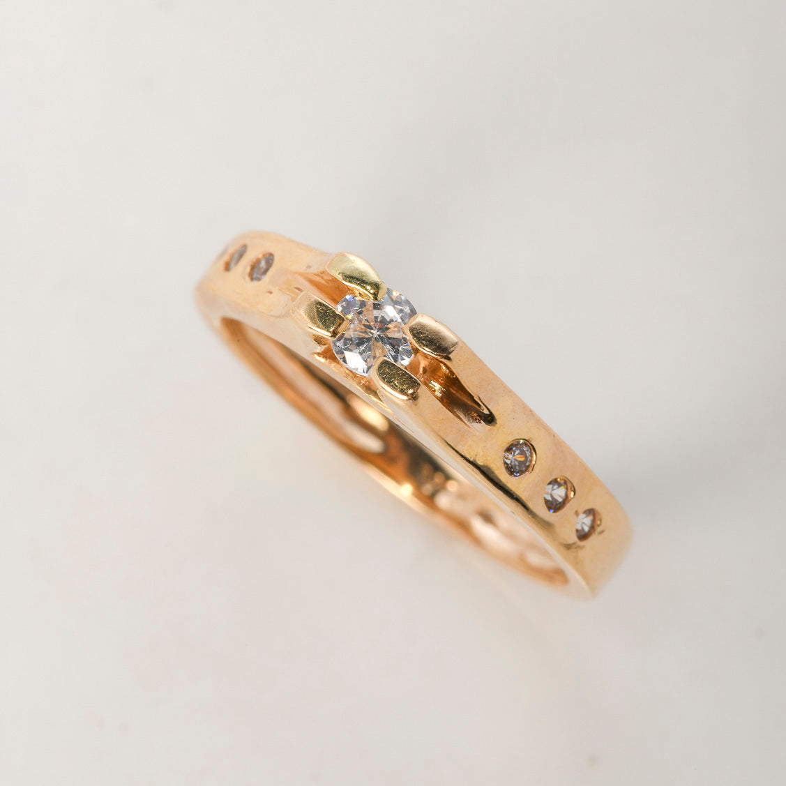 Anillo Solitario Puente 3.5gr / T6 1/2 / Circones Blancos Oro Amarillo $