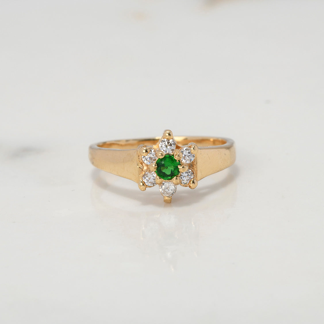 Anillo Flor 4.95gr / T8 / Circones Blancos Verdes Oro Amarillo $