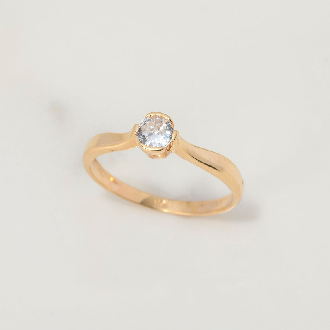 Anillo Solitario Barril 1.85gr / T6 / Circon Blanco Oro Amarillo $