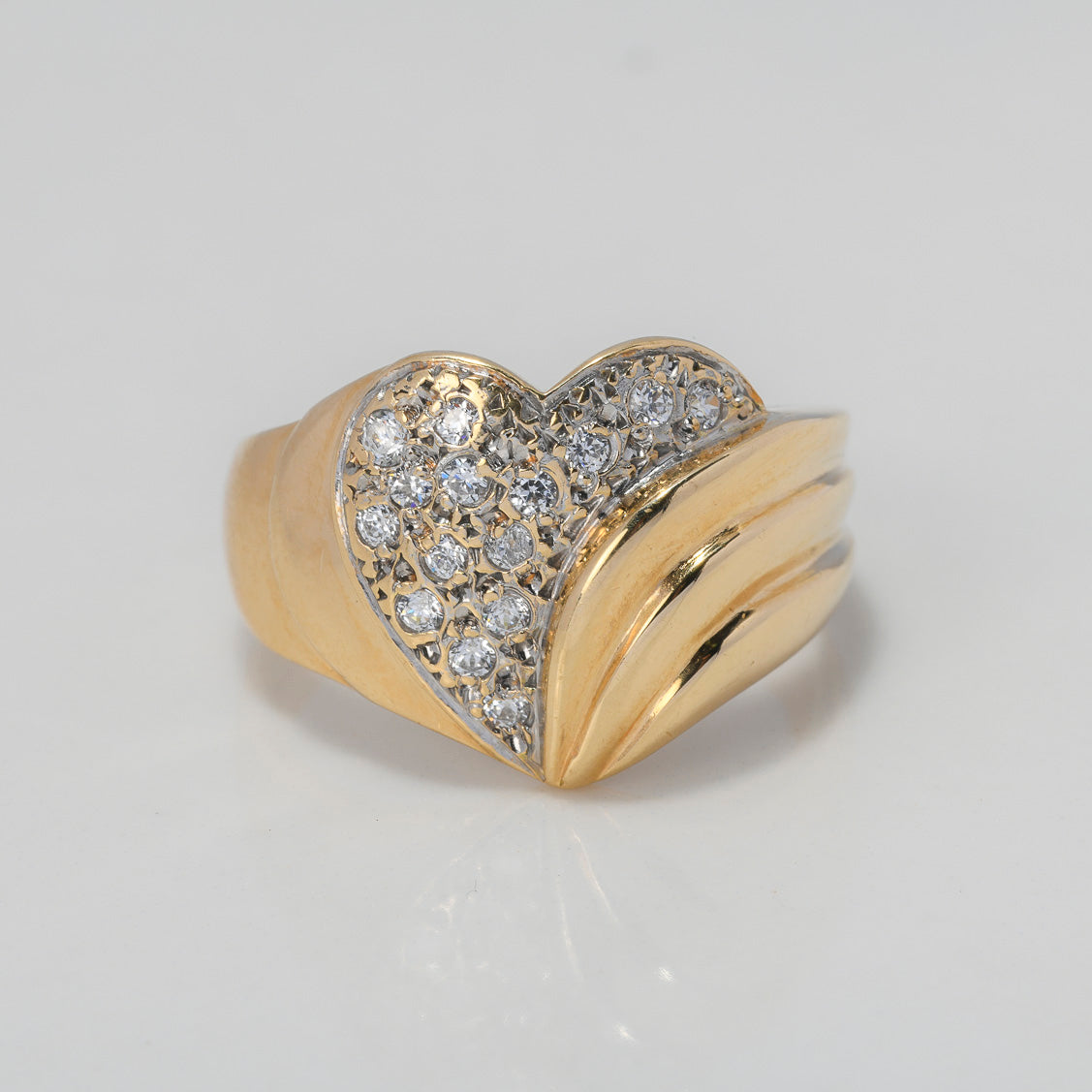 Anillo Corazon 5.2gr / T7 1/4 / Ola Circones Blancos Oro Amarillo $