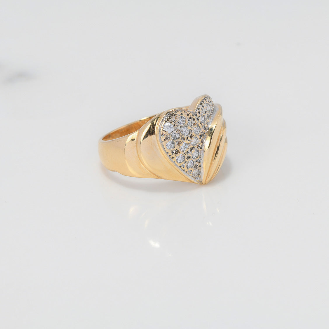 Anillo Corazon 5.2gr / T7 1/4 / Ola Circones Blancos Oro Amarillo $