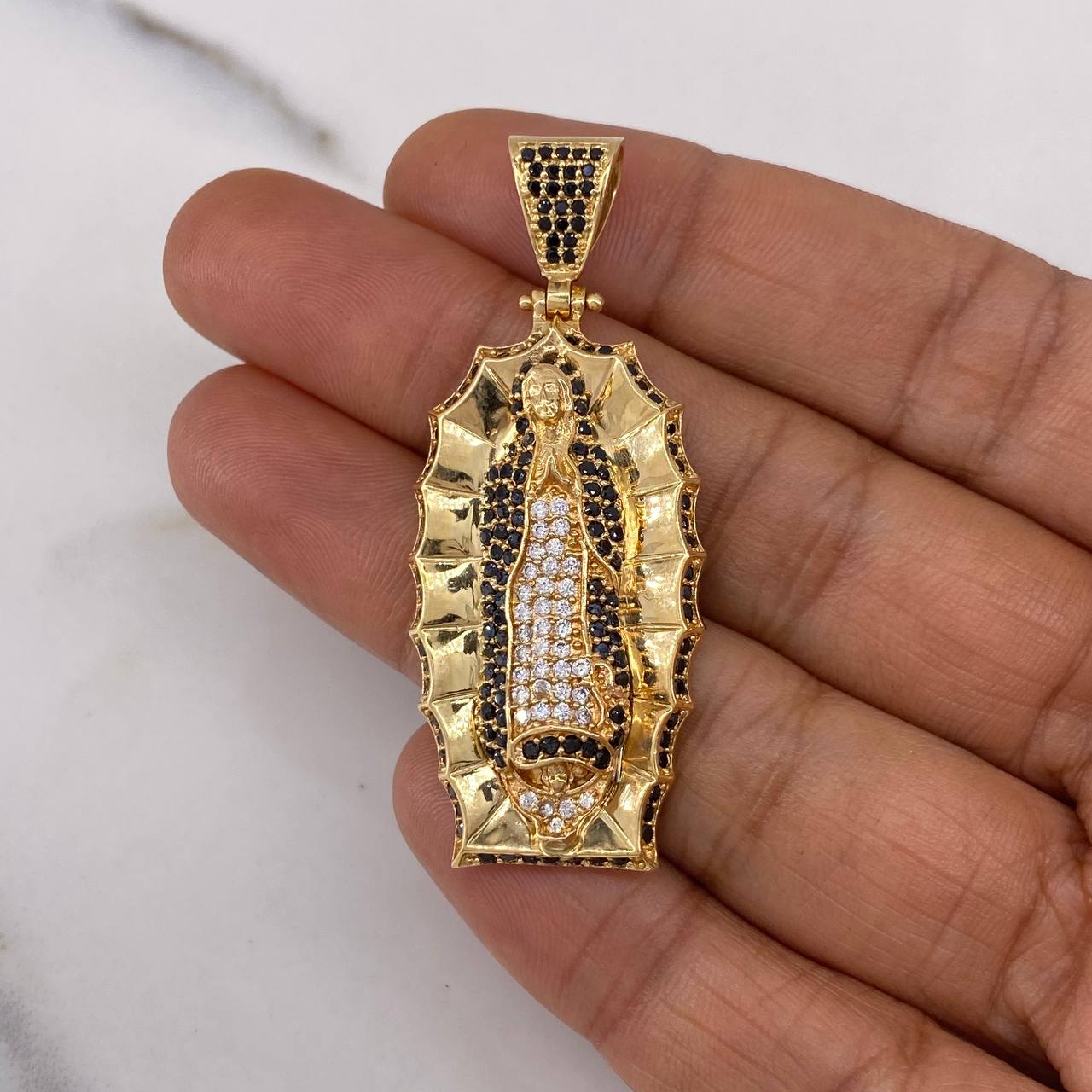 Dije Virgen Guadalupe 12.45gr / 5.2cm / Circones Blancos Negros Oro Amarillo $