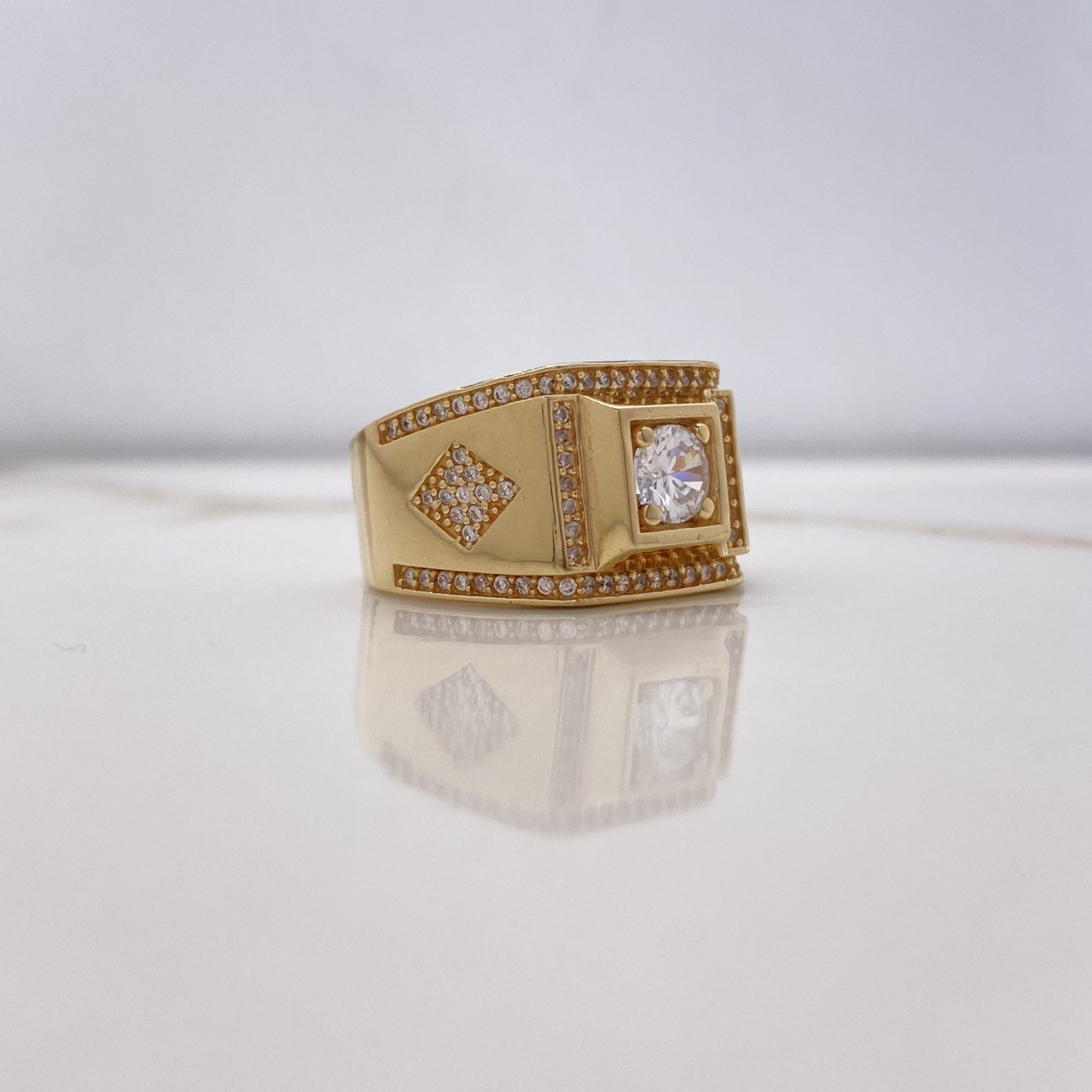 Anillo Rombos Cuadrado 10.85gr / T8 3/4 / Circones Blancos Oro Amarillo $