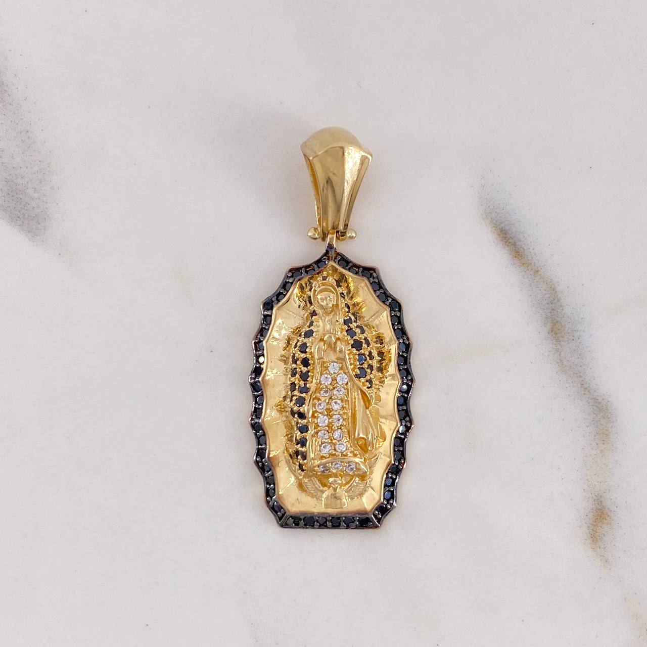 Dije Virgen Guadalupe 5.6gr / 3.7cm / Circones Blancos Negros Oro Amarillo 18K $