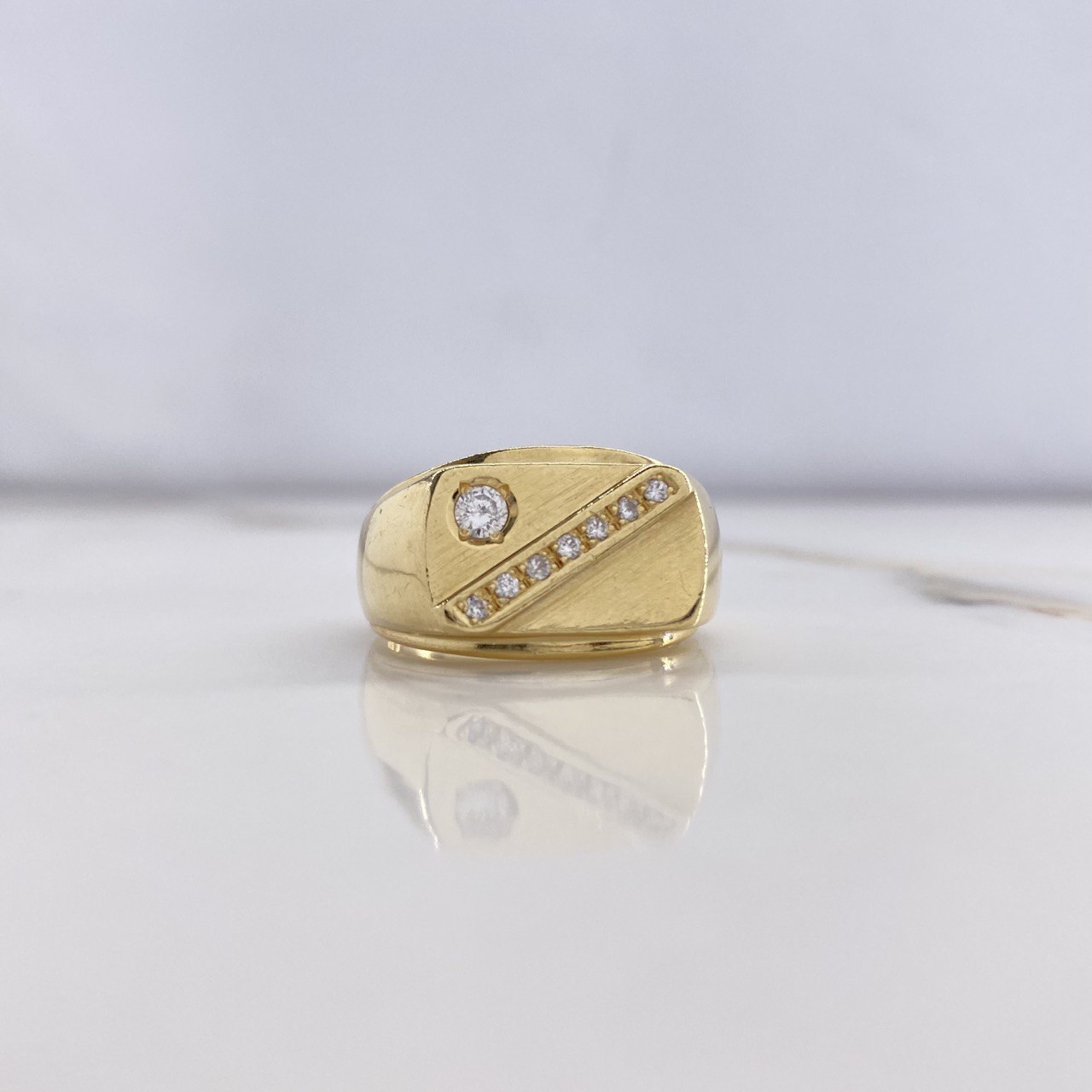 Anillo Rectangular 9.5gr / T8 3/4 / Circones Blancos Oro Amarillo $