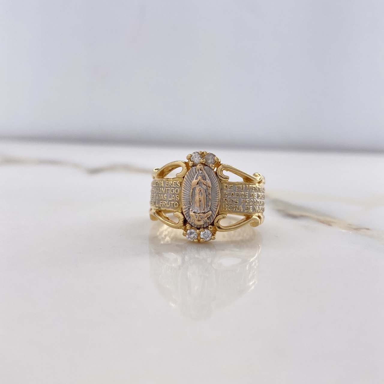 Anillo Virgen Guadalupe 8.75gr / T8 1/4 / Circones Blancos Dos Oros Amarillo Blanco $