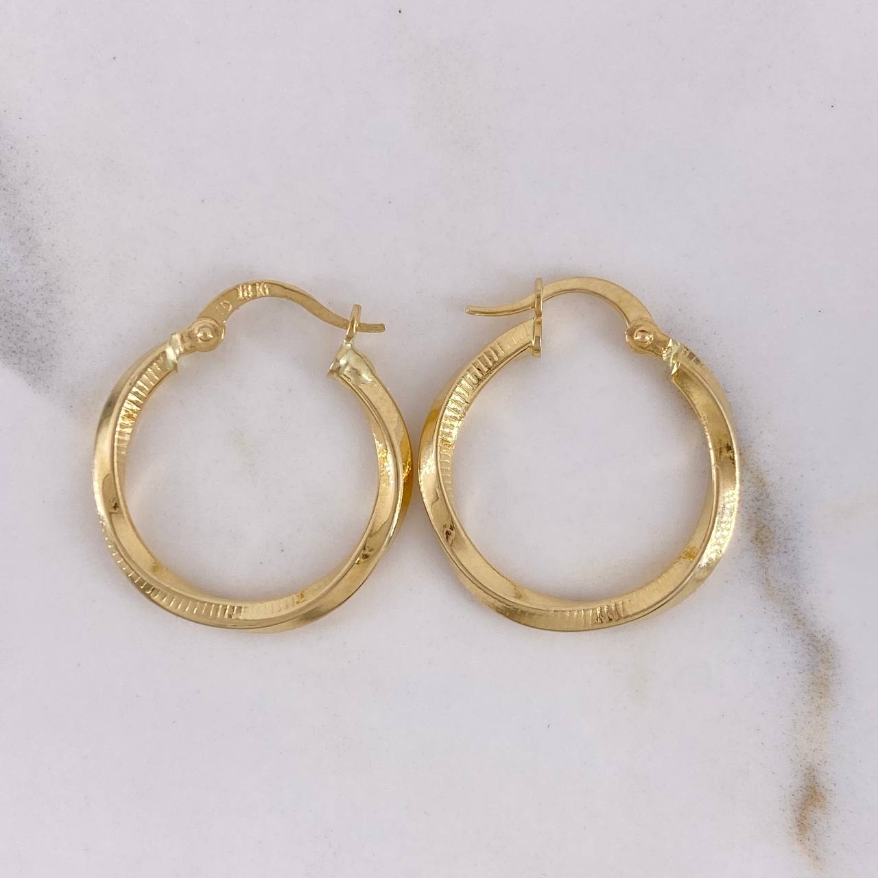 Candongas Deis 1.6gr / 2.4cm / Rayadas Entorchadas Oro Amarillo 18K $