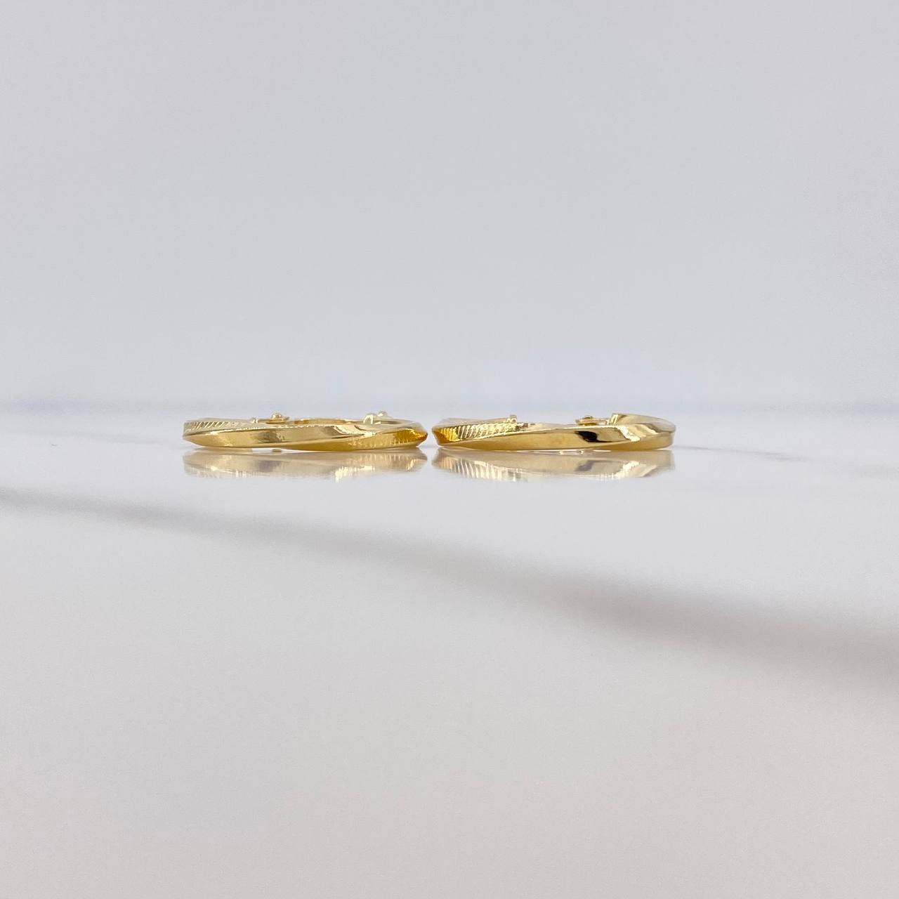 Candongas Deis 1.6gr / 2.4cm / Rayadas Entorchadas Oro Amarillo 18K $