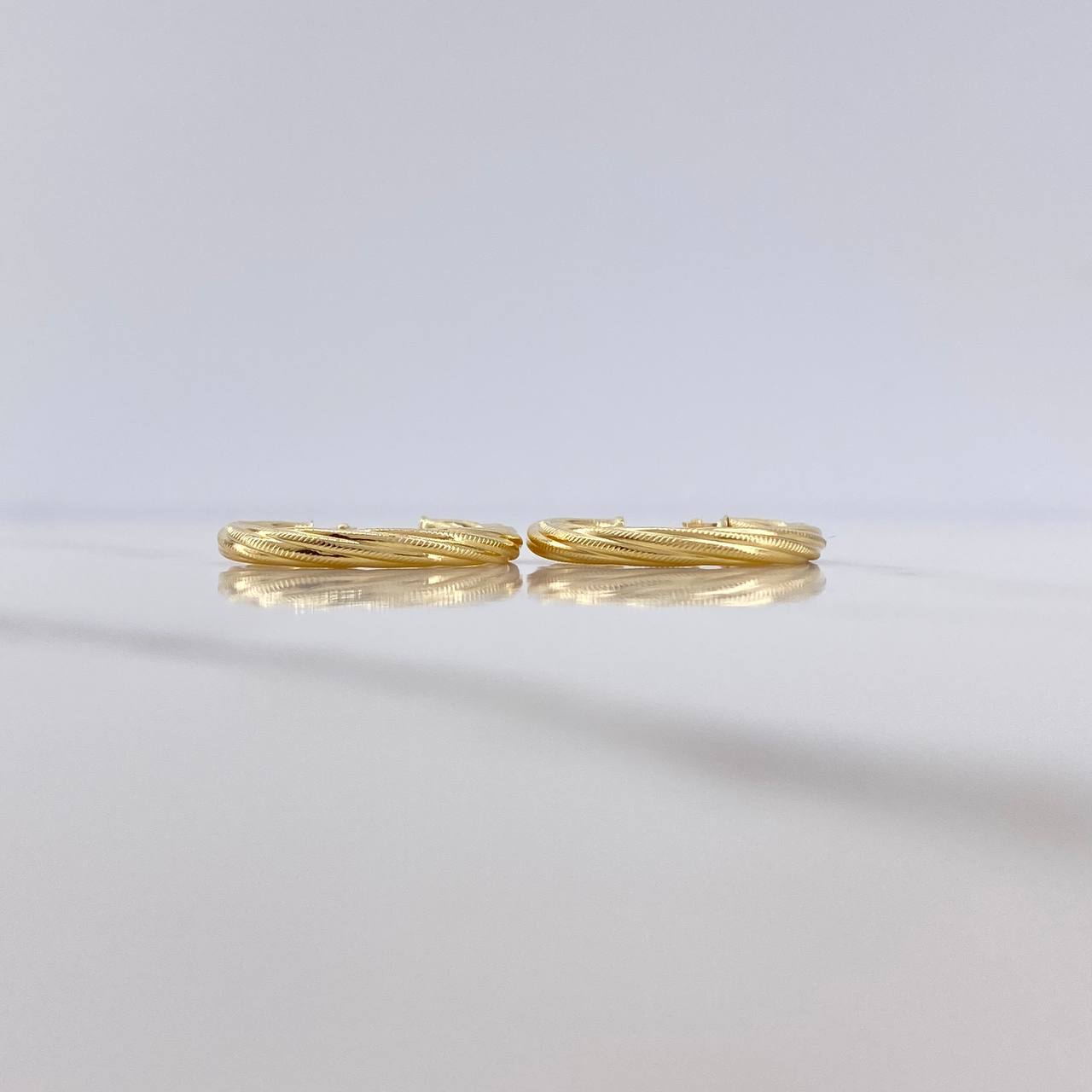 Candongas Lola 2.2gr / 2.5cm / Rayadas Oro Amarillo 18K $