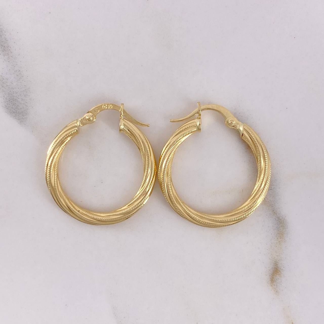 Candongas Lola 2.1gr / 2.5cm / Rayadas Oro Amarillo 18K $