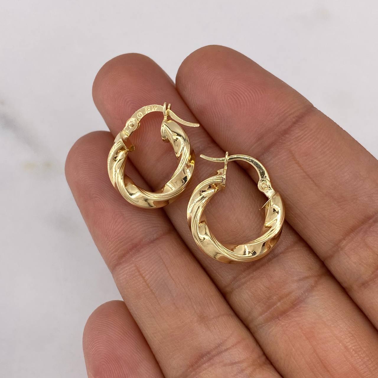 Candongas Mai 1.9gr / 1.7cm / Rayadas Oro Amarillo 18K $