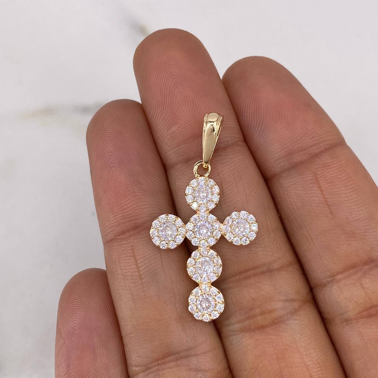 Dije Cruz Tupida 2.45gr / 3.2cm / Circones Blancos Oro Amarillo 18K $