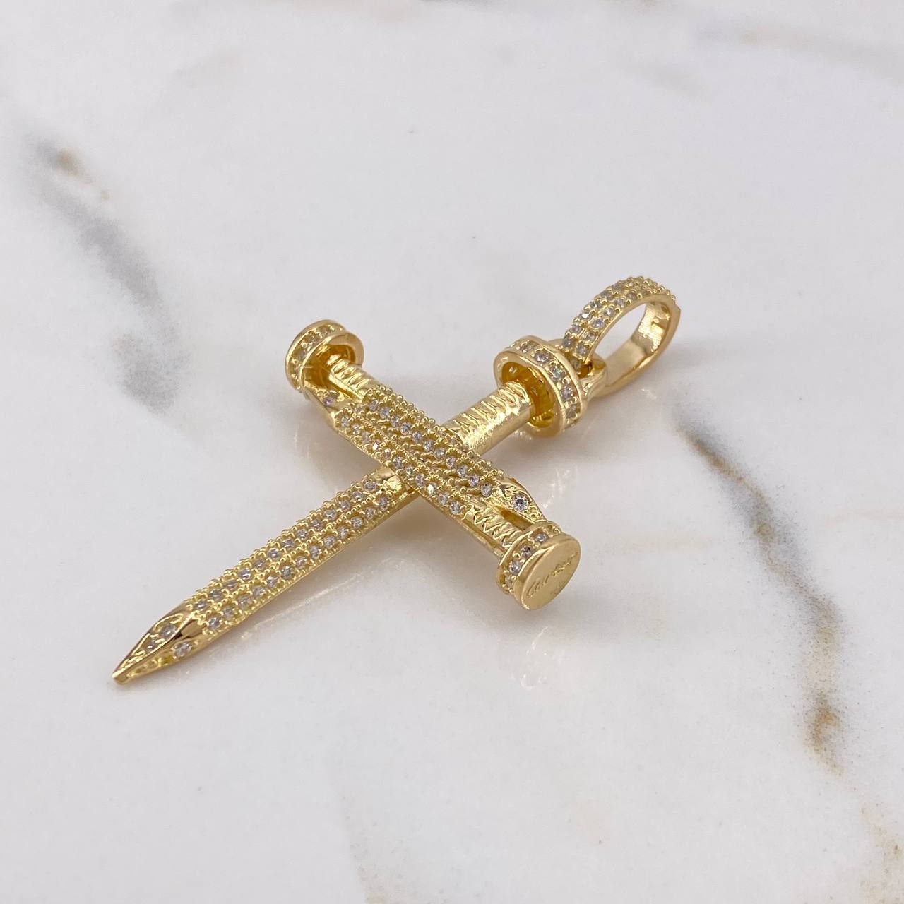 Dije Cruz Clavos 8.65gr / 5.4cm / Circones Blancos Oro Amarillo 18K $