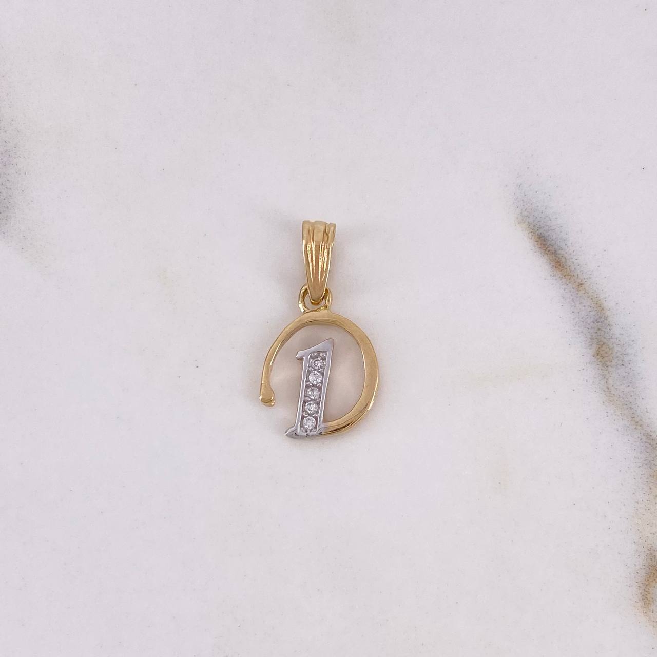 Dije Letra D 0.75gr / 1.8cm / Circones Blancos Dos Oros Amarillo Blanco 18K $