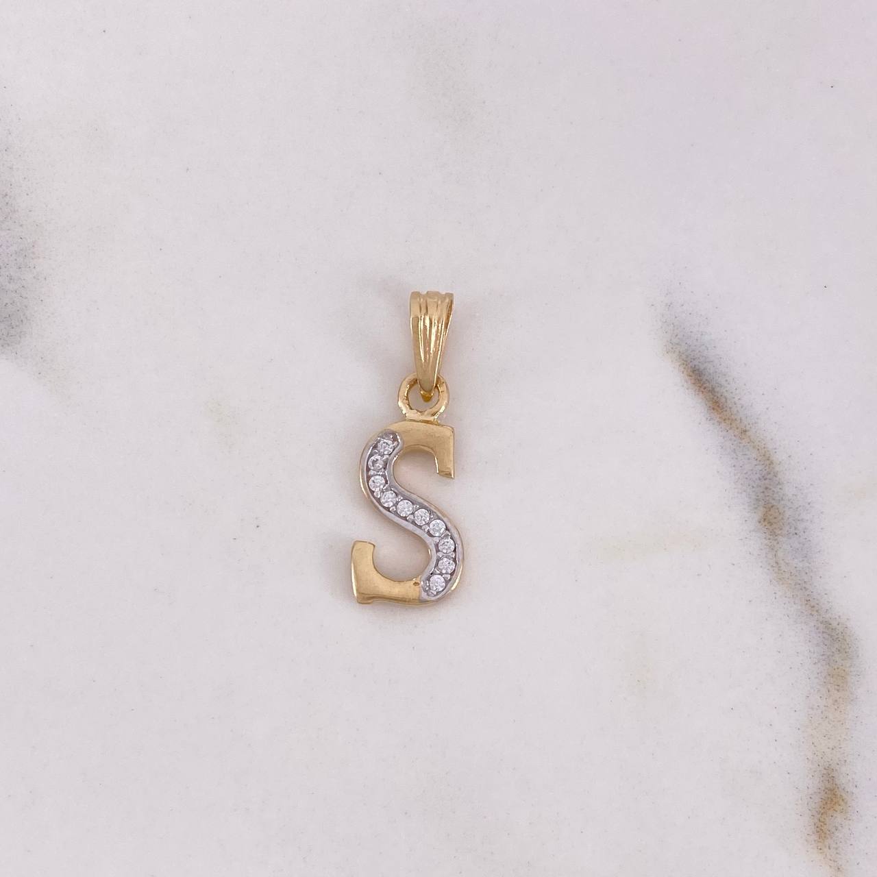 Dije Letra S 0.8gr / 2cm / Circones Blancos Dos Oros Amarillo Blanco 18K $