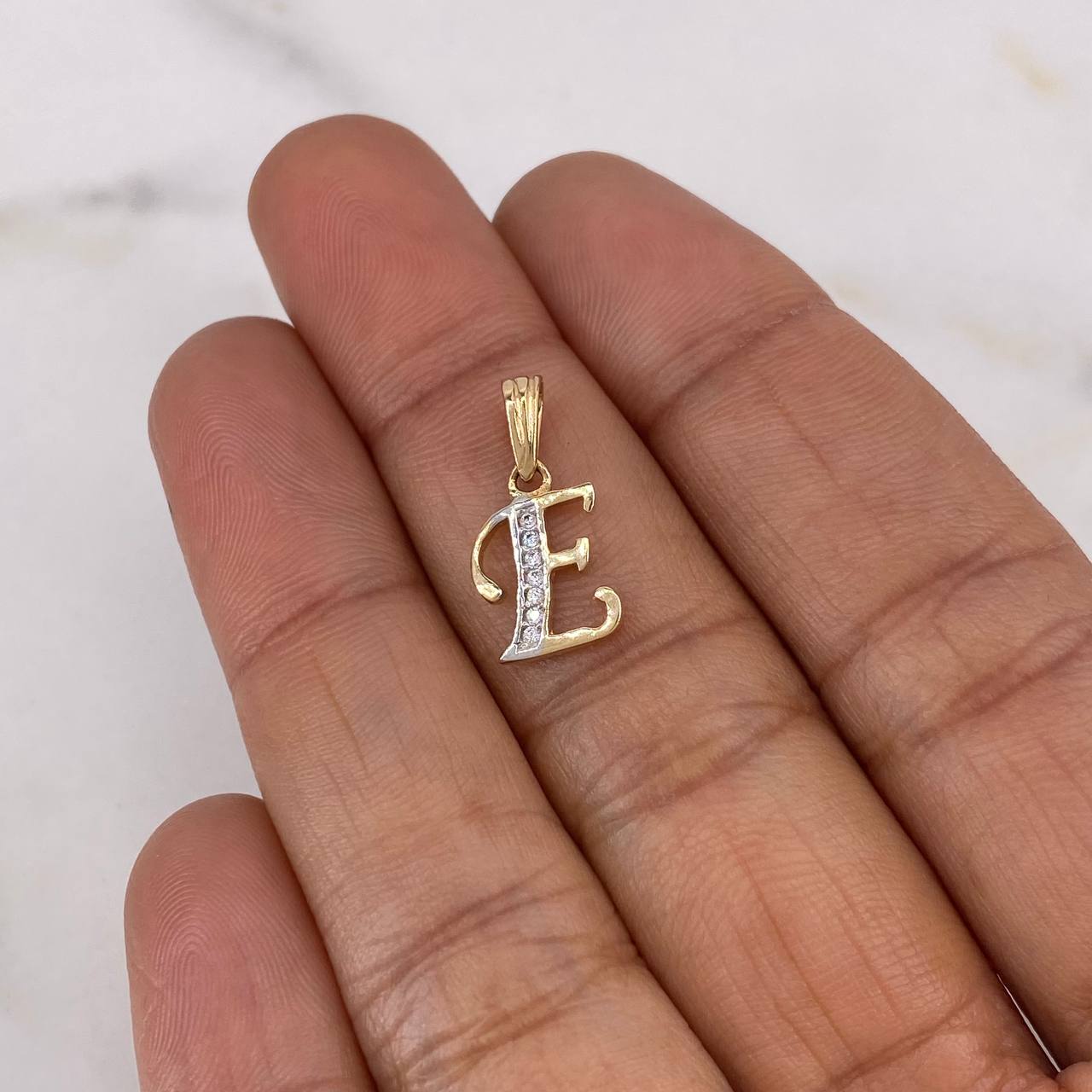 Dije Letra E 0.85gr / 1.7cm / Circones Blancos Dos Oros Amarillo Blanco 18K $