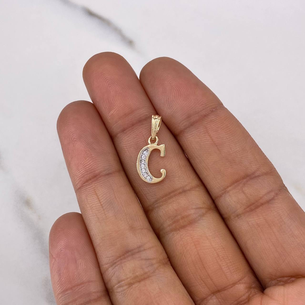 Dije Letra C 0.8gr / 1.8cm / Circones Blancos Dos Oros Amarillo Blanco 18K $