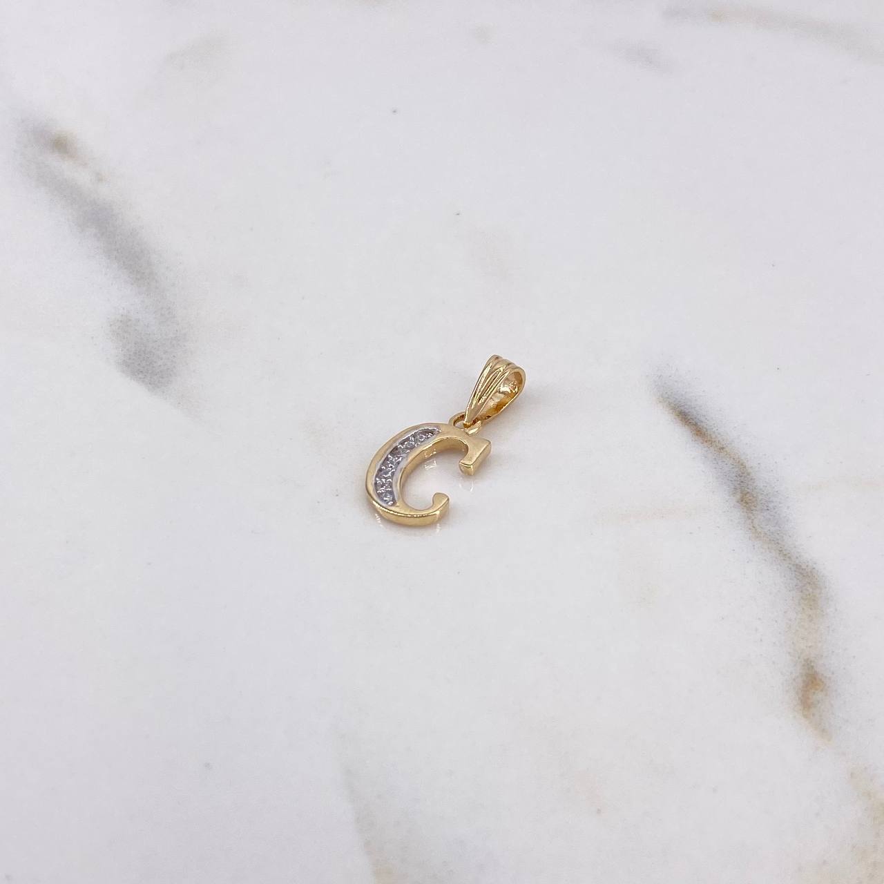 Dije Letra C 0.8gr / 1.8cm / Circones Blancos Dos Oros Amarillo Blanco 18K $