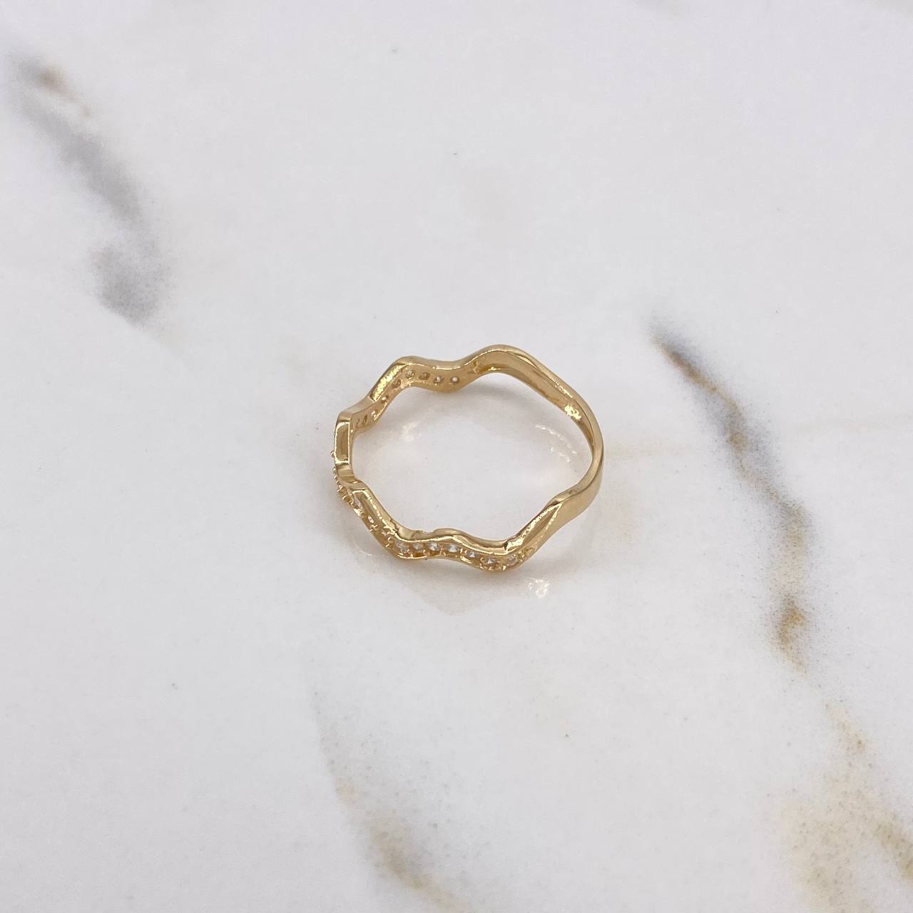 Anillo ZigZag 1.55gr / T6 3/4 / Circones Blancos Oro Amarillo 18K $