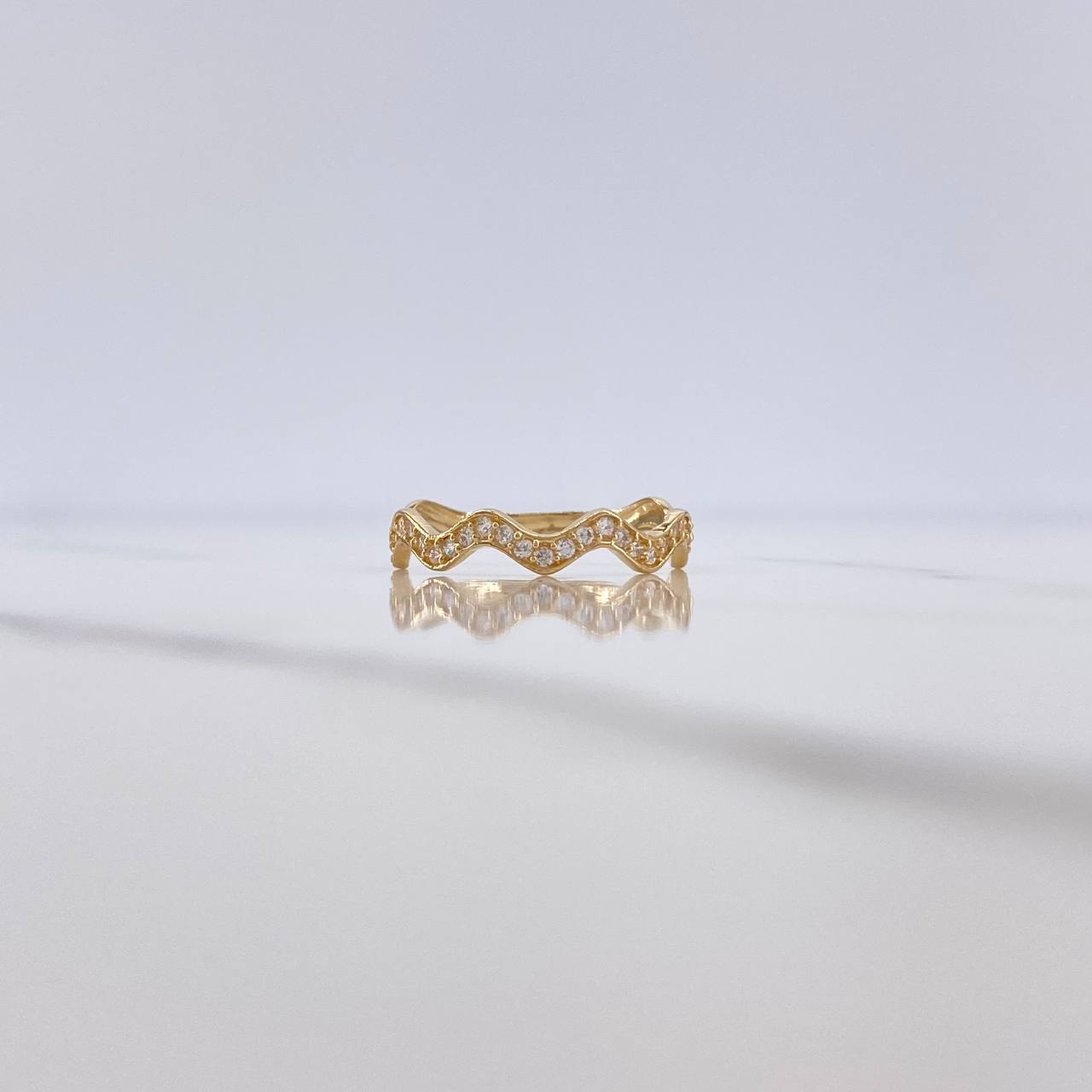 Anillo ZigZag 1.55gr / T6 3/4 / Circones Blancos Oro Amarillo 18K $