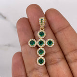 Dije Cruz Tupida 3.95gr / 3.8cm / Circones Blancos Verdes Oro Amarillo 18K $