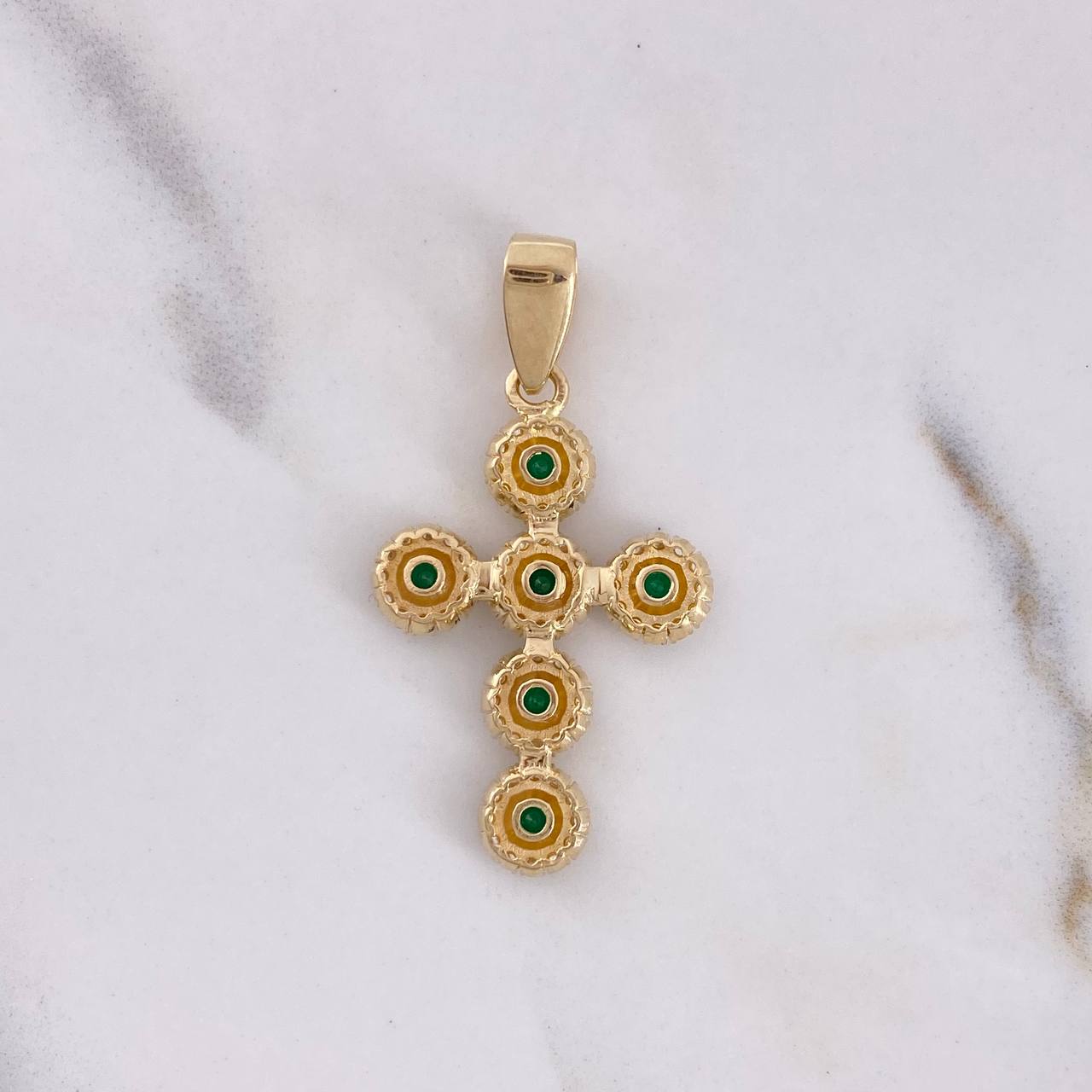 Dije Cruz Tupida 3.95gr / 3.8cm / Circones Blancos Verdes Oro Amarillo 18K $