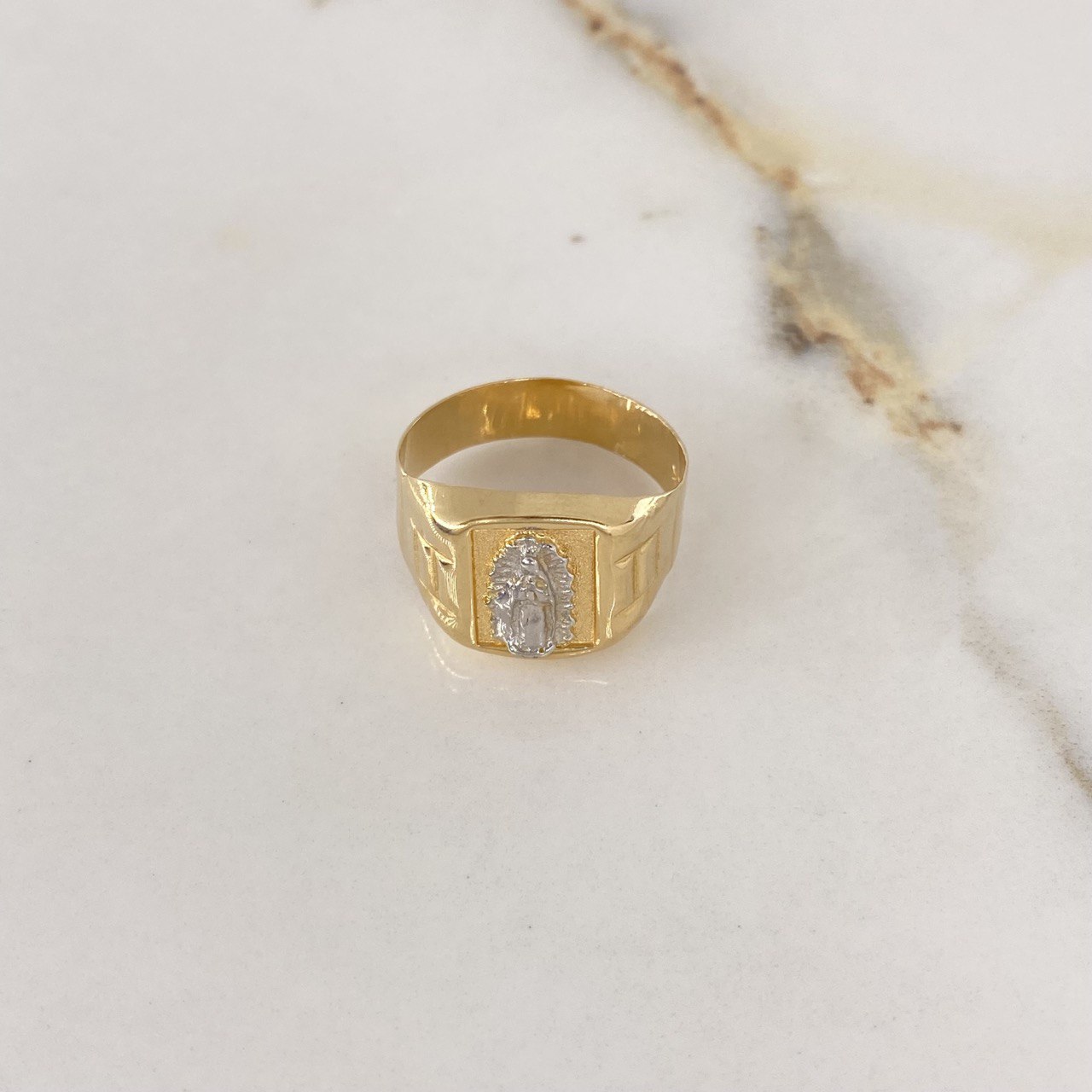 Anillo Sello Virgen Guadalupe 3.7gr / T9 3/4 / Dos Oros Amarillo Blanco $