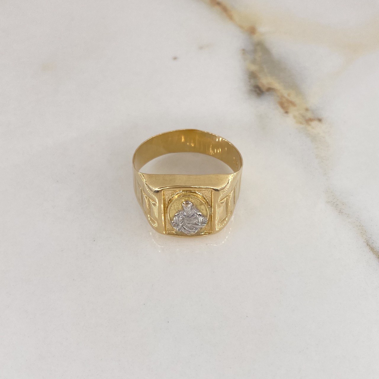 Anillo Sello Sagrado Corazón 3.65gr / T9 / Correa Dos Oros Amarillo Blanco $