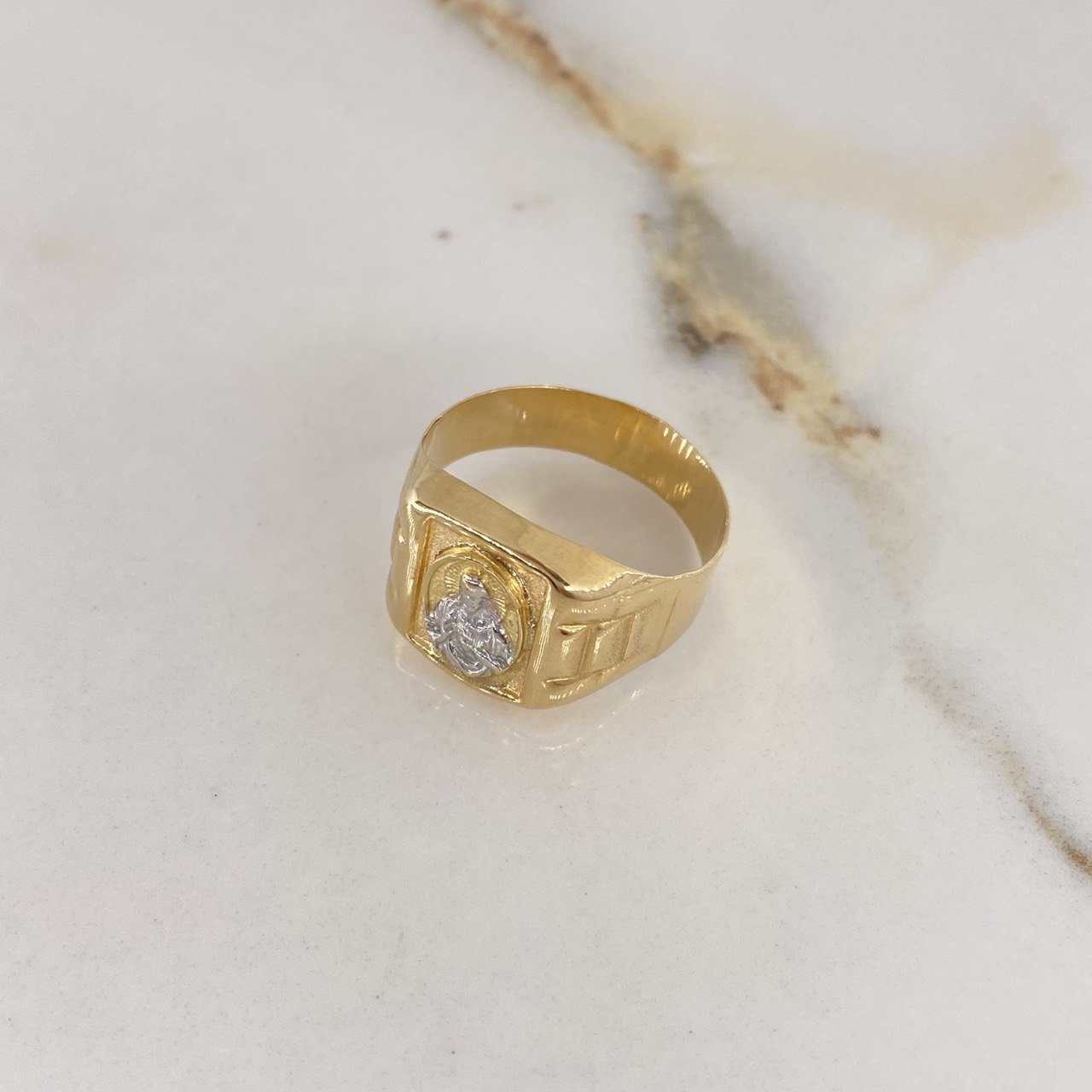 Anillo Sello Sagrado Corazón 3.65gr / T9 / Correa Dos Oros Amarillo Blanco $