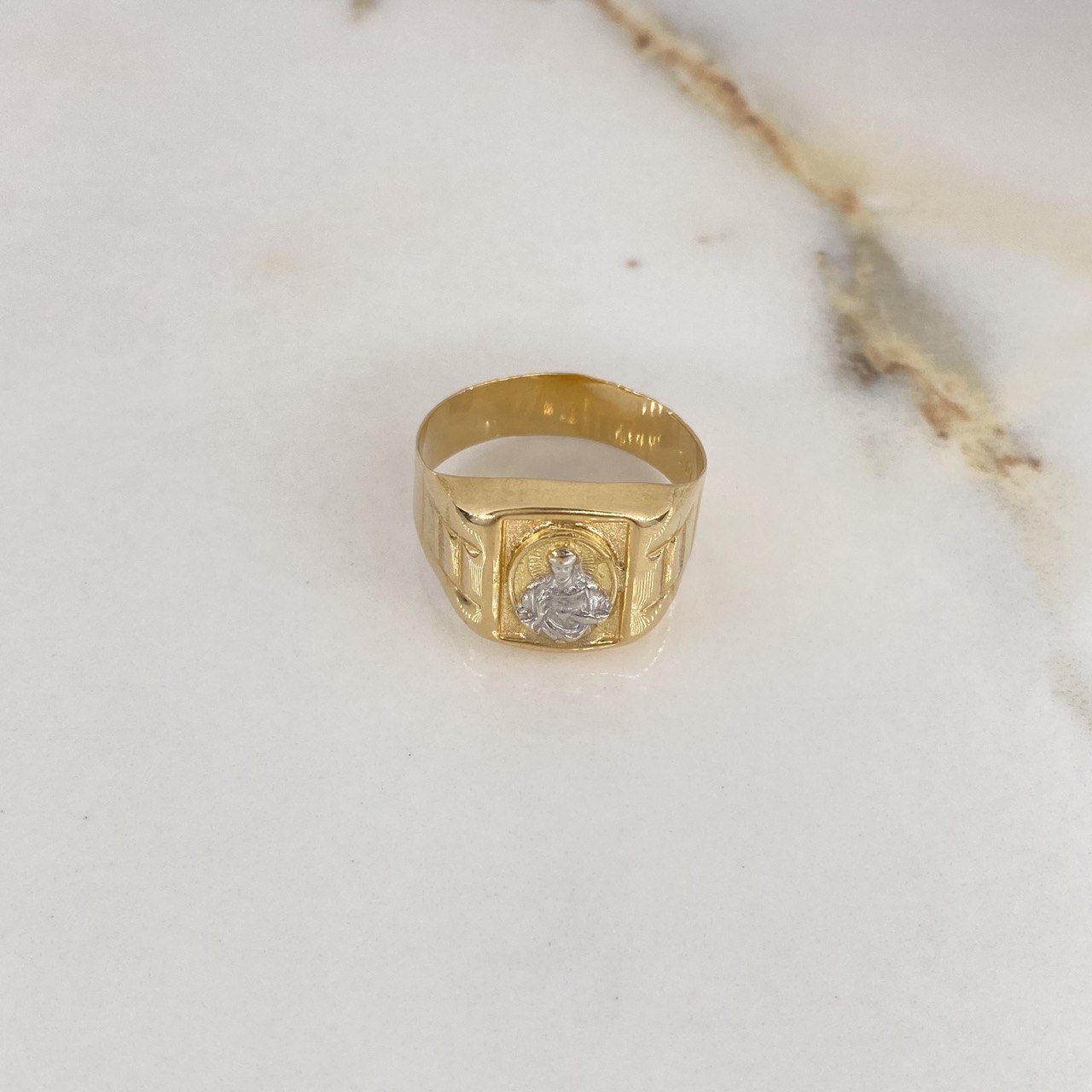 Anillo Sello Sagrado Corazón 3.65gr / T9 / Correa Dos Oros Amarillo Blanco $