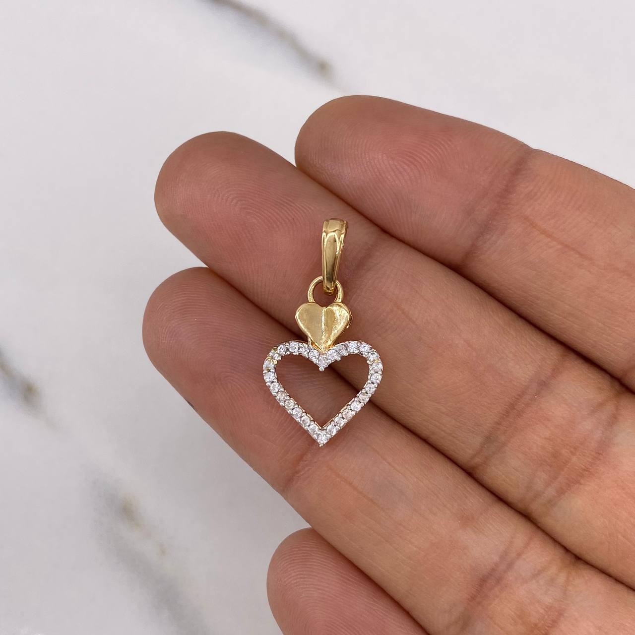 Dije Corazon Silueta 1.1gr / 2.3cm / Circones Blancos Oro Amarillo 18K &