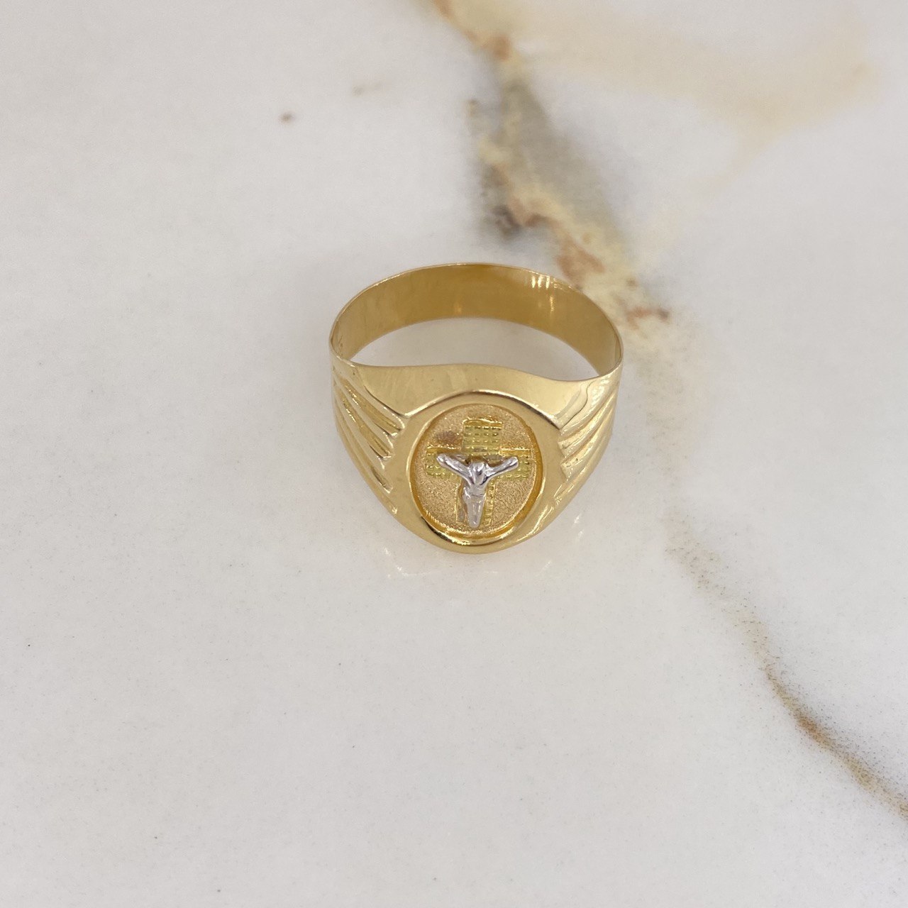 Anillo Sello Cristo 3.2gr / T9 1/4 / Cruz Punteada Dos Oros Amarillo Blanco $