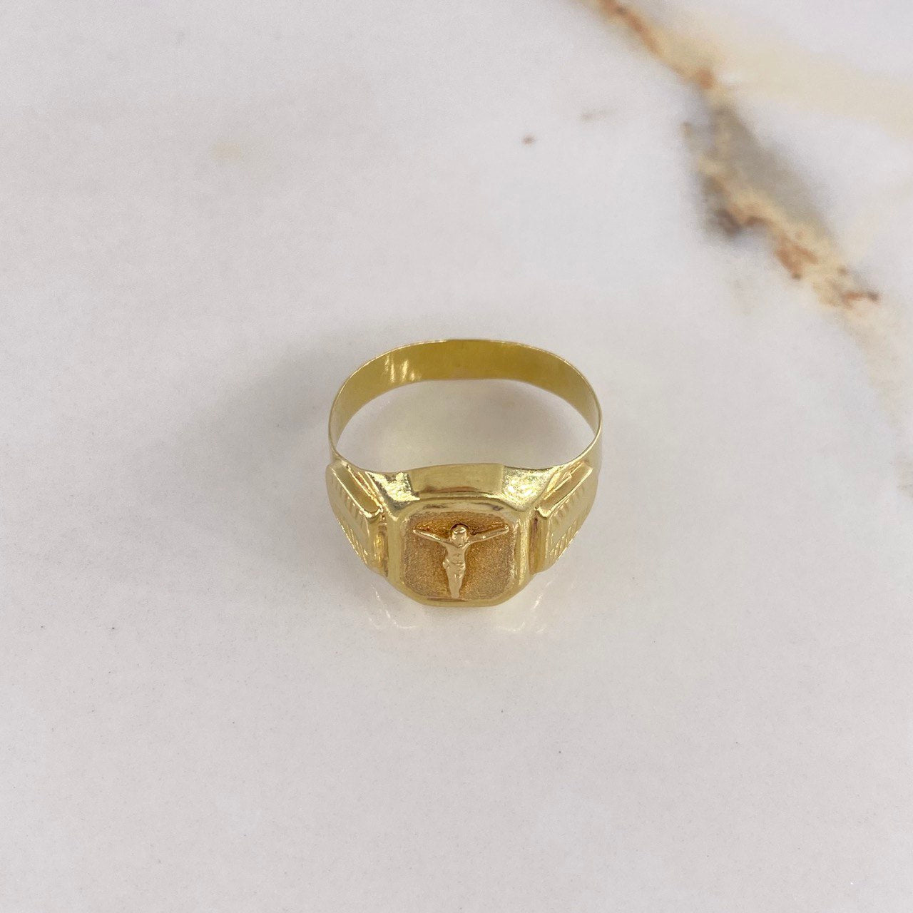 Anillo Sello Cristo 4.3gr / T11 3/4 / Punteado Oro Amarillo $