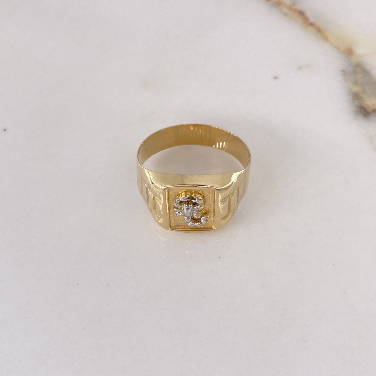 Anillo Sello Escorpion 3.55gr / T11 3/4 / Dos Oros Amarillo Blanco $