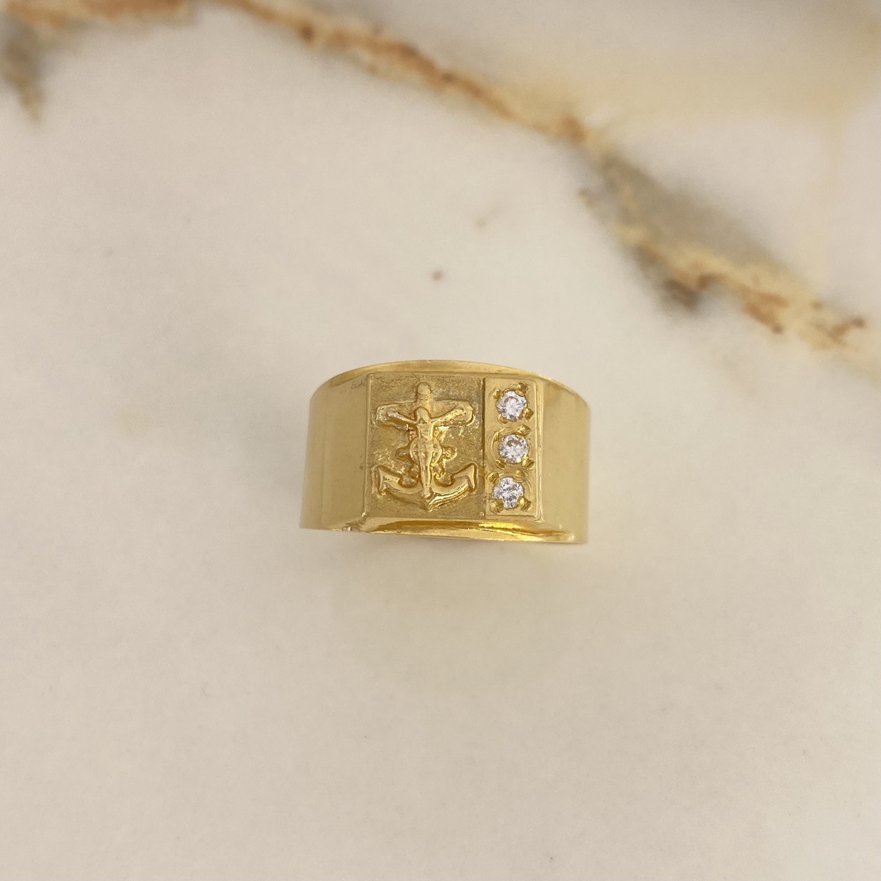 Anillo Ancla 3.3gr / T10 1/2 / Circones Blancos Oro Amarillo $