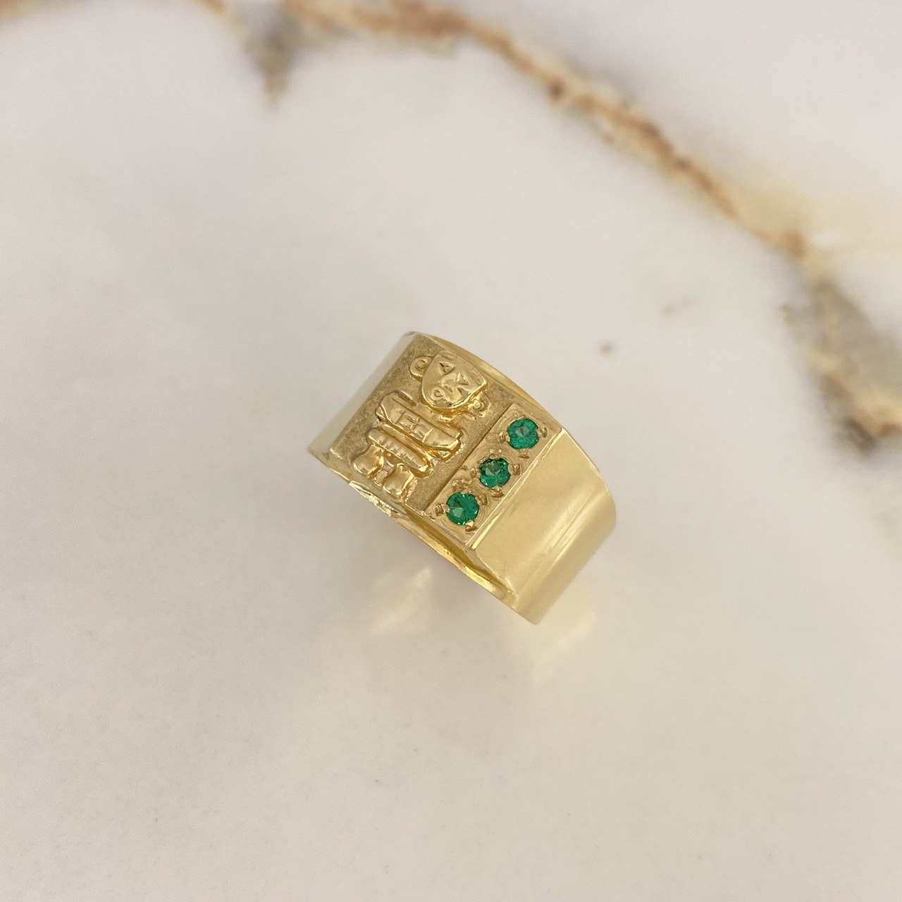 Anillo Quimbaya 3.2gr / T9 1/2 / Circones Verdes Oro Amarillo $