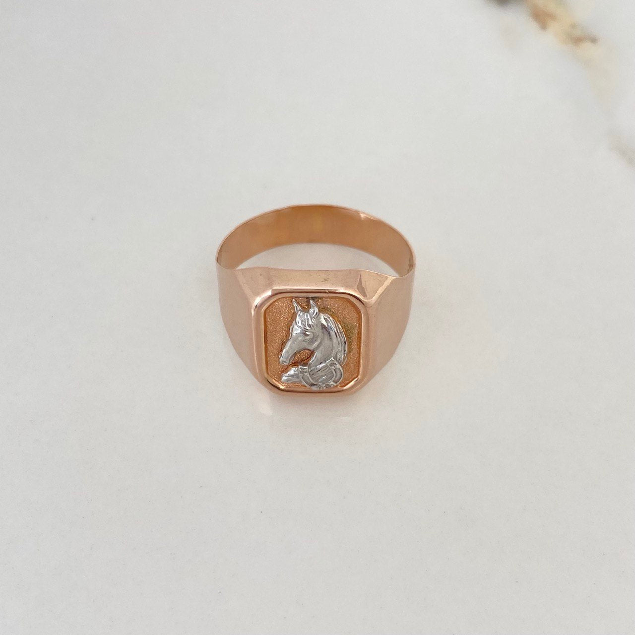 Anillo Sello Caballo 3.7gr / T10 / Dos Oros Blanco Rosa $