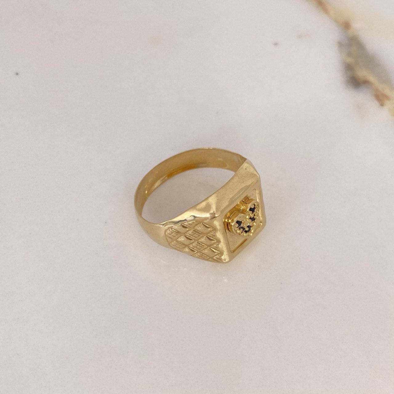 Anillo Sello Corazón 4.2gr / T10 3/4 / Circones Negros Oro Amarillo $