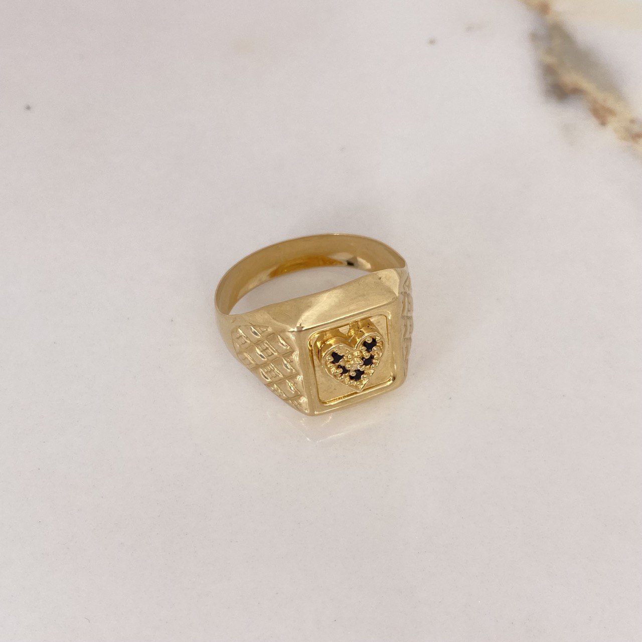 Anillo Sello Corazón 4.2gr / T10 3/4 / Circones Negros Oro Amarillo $