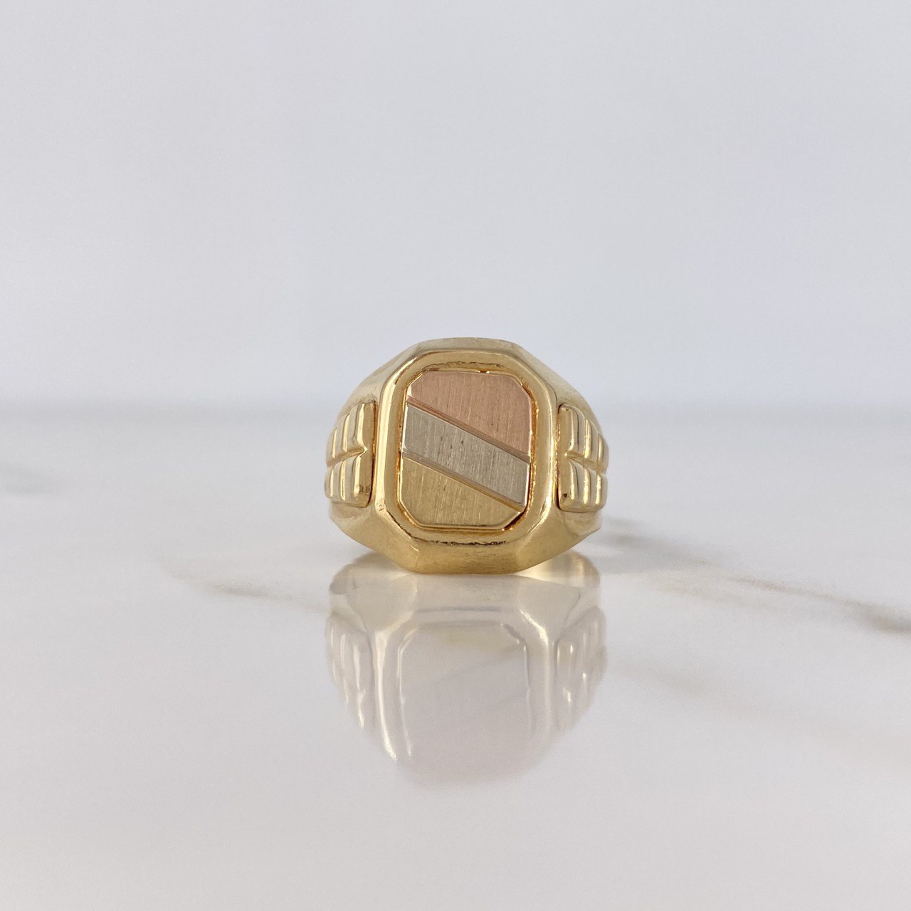 Anillo Sello 4.15gr / T6 3/4 / Cuadrado Rayado Tres Oros $