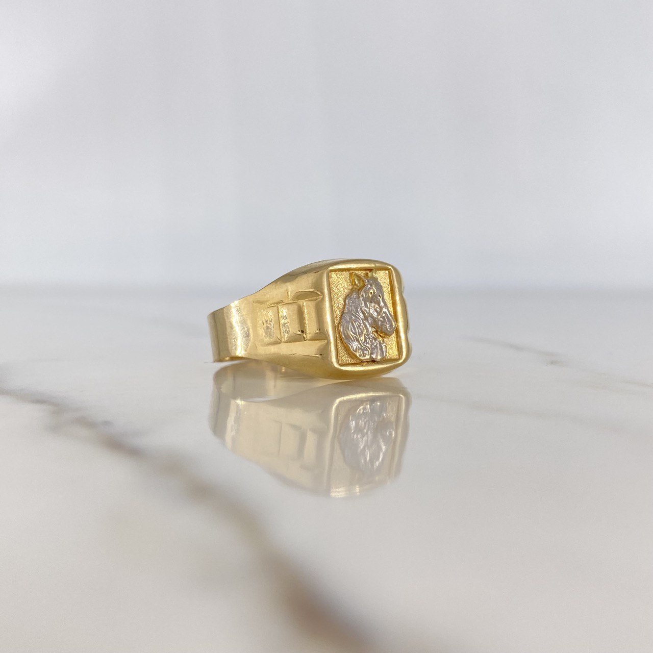 Anillo Sello Caballo 3.45gr / T12 / Dos Oros Amarillo Blanco $