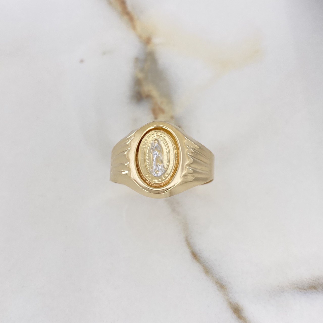 Anillo Sello Virgen Guadalupe 3.5gr / T11 3/4 / Dos Oros Amarillo Blanco $