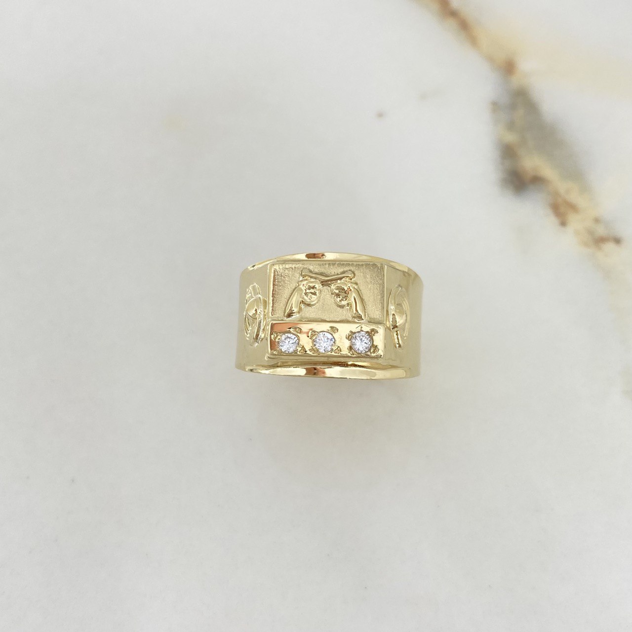 Anillo Sello Armas 3.5gr / T9 1/4 / Circones Blancos Oro Amarillo $