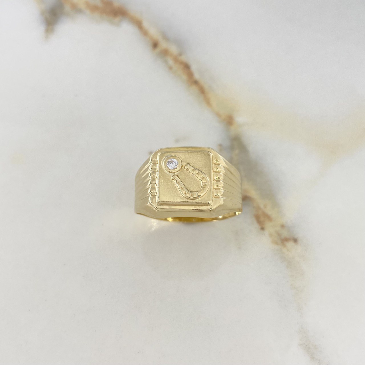 Anillo Sello Herradura 2.35gr / T9 1/2 / Circon Blanco Oro Amarillo $