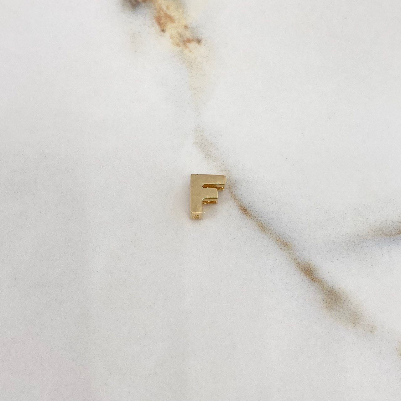 Dije Letra F 0.65gr / 0.7cm / 3D Lisa Oro Amarillo $